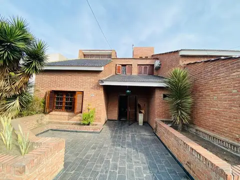 CASA SOBRE RECTA MARTINOLLI A MTS DE MUJER URBANA