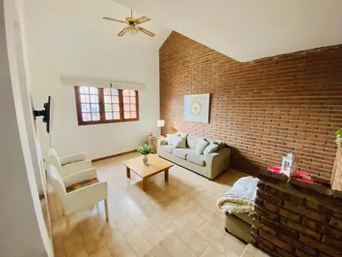 Casa 12 ambientes con 2 baños