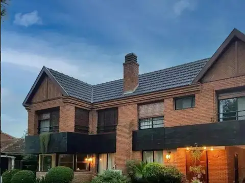 Casa en venta - 5 Dormitorios 5 Baños - Cochera - 420Mts2 - Esteban Echeverría