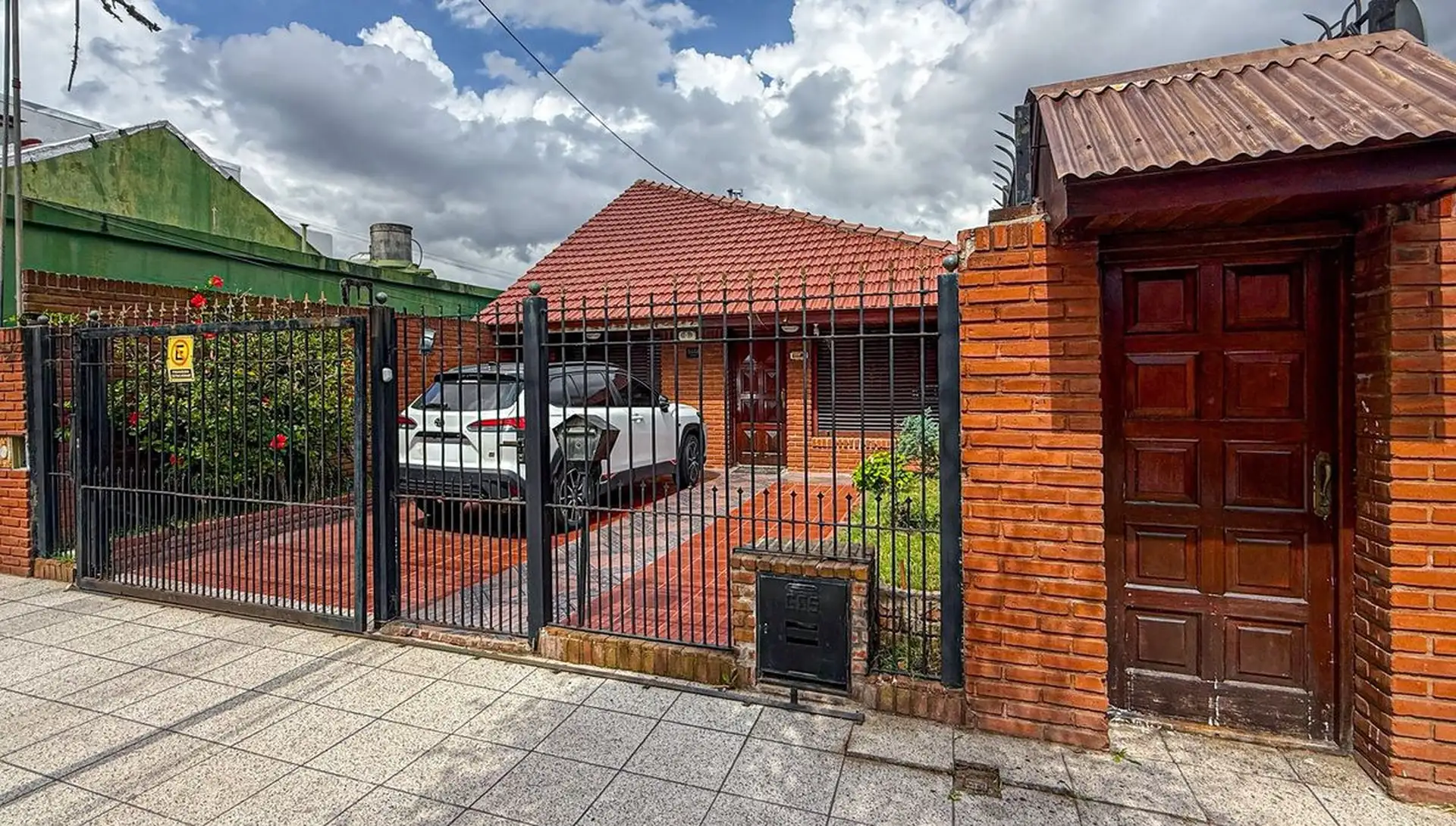 venta casa 3 ambientes jardin + dto 2 amb. permuta