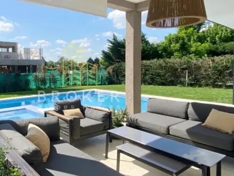 Casa en Venta con 2 cocheras