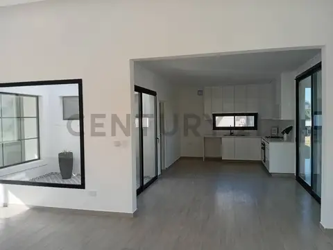 Casa en venta de 5 ambientes a la laguna en una planta en Barrio San Matias puer