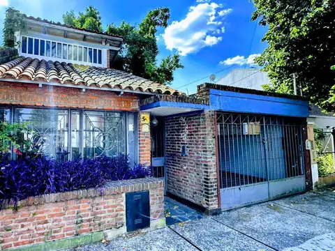 VENTA - Enorme y excelente lote con casa a RECICLAR en inmejorable zona de Castelar Norte