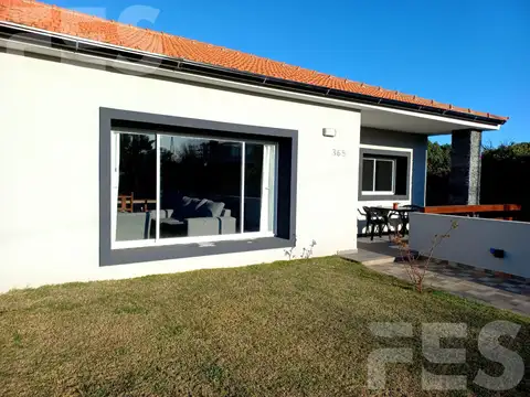 Casa 4 ambientes con 2 baños