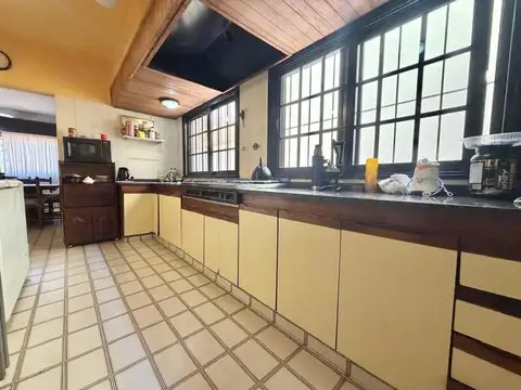 Casa 4 ambientes en excelente ubicación.