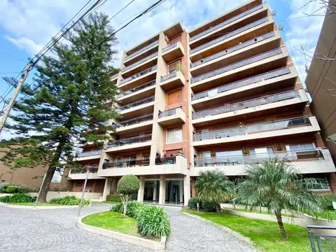 Departamento 2 ambientes con cochera en excelente ubicación