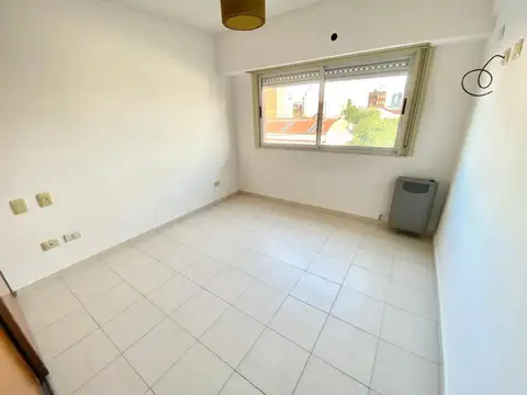Departamento 2 ambientes con cochera en excelente ubicación