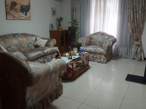 A mts de AV O'higgins   Casa con Dpto independiente