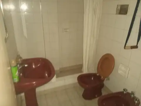 Oficinas, depósitos y talleres, en lote propio. Cuenta con Garage