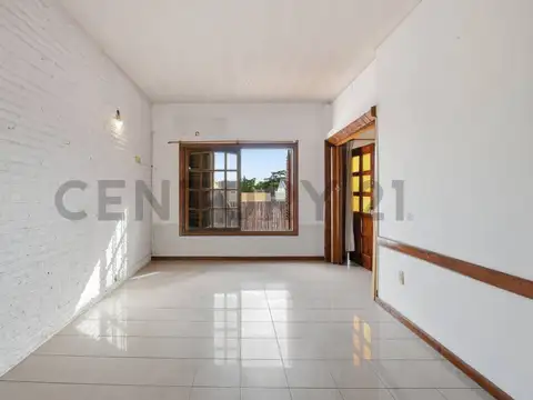 PH en planta alta de 4 ambientes en Castelar Sur | Terraza con parrilla y balcón al frente