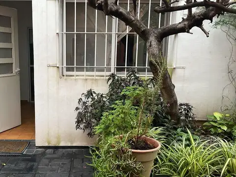 Ph 2 ambientes sin expensas. Excelente estado mucha luz. Patios + escritorio