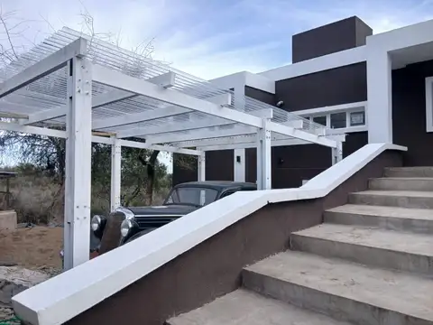 Casa 8 ambientes con 5 baños
