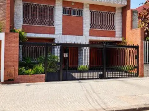 Casa con Piscina y Jardín. Abasto