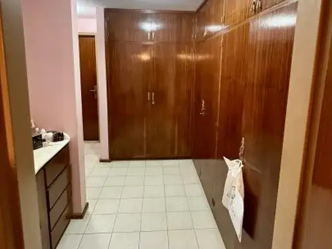 Casa con Piscina y Jardín. Abasto