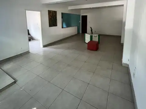 Casa 7 ambientes con 2 baños
