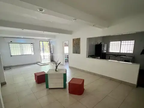 Casa en Alquiler con 3 cocheras