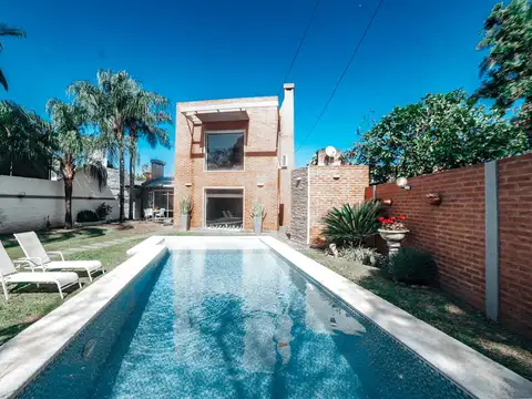 Casa 8 ambientes con 5 baños