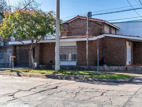 Importante casa en G. Baigorria en esquina