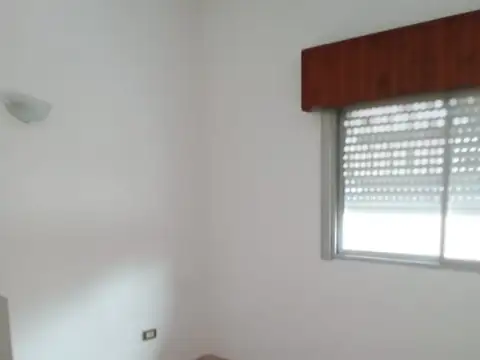 impecable dpto en planta baja, ubicado a dos cuadras de la estación de A. Sordeaux.
