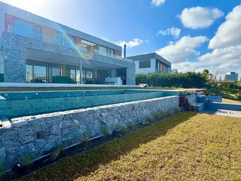 Casa 8 ambientes con 7 baños