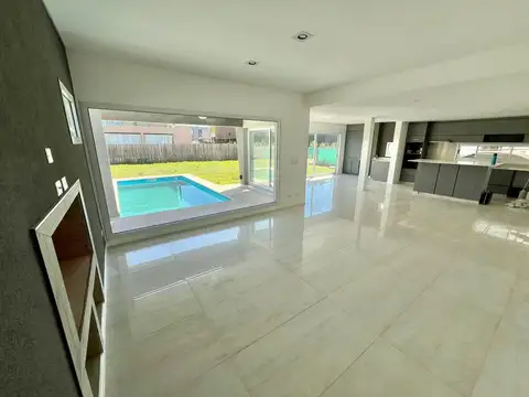 Venta casa en Lagoon Pilar