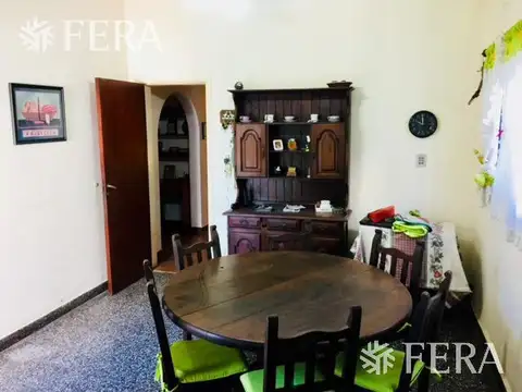 Venta de Casa 5 ambientes en Wilde con cochera y fondo libre con quincho
