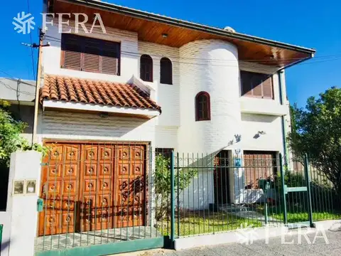 Venta de Casa 5 ambientes en Wilde con cochera y fondo libre con quincho