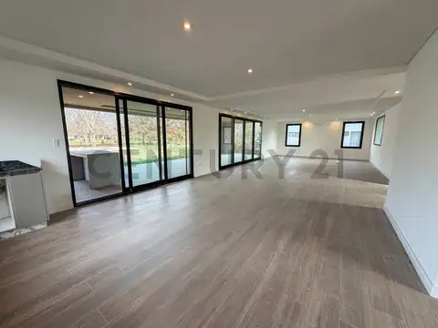 Casa en Venta con 3 cocheras
