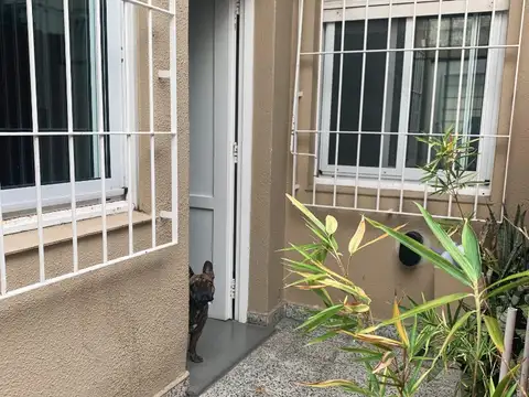 CASA EN PH EXCELENTE ESTADO Y UBICACIÓN DOS AMBIENTES AMPLIOS CON TERRAZA, REMODELADO Apto CRÉDITO 