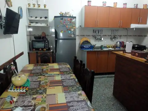 CASA AL FONDO  PH PERMUTA VILLA LYNCH MÁS GALPON