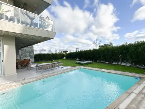 ESPECTACULAR 4 AMBIENTES  CON PILETA, JARDIN Y PARRILLA.