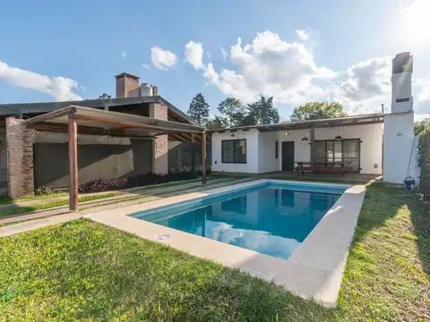 CASA EN VENTA DE 1 DORMITORIO CON PILETA EN ROLDÁN