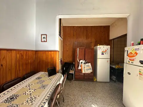 Casa 8 ambientes con 2 baños