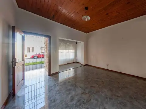 Casa de 4 amb lote propio - Lanus Oeste - cochera