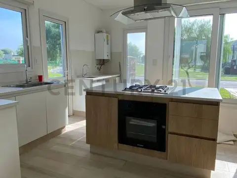 CASA CON PILETA PARQUIZADA EN SAN RAMON