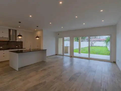 Casa 4 ambientes con 2 baños