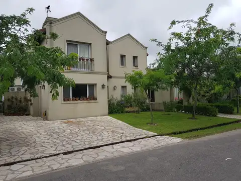 Casa en Alquiler Temporal con 2 cocheras