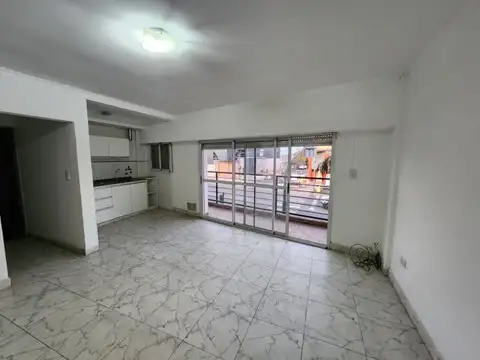 DEPARTAMENTO SOBRE AVENIDA