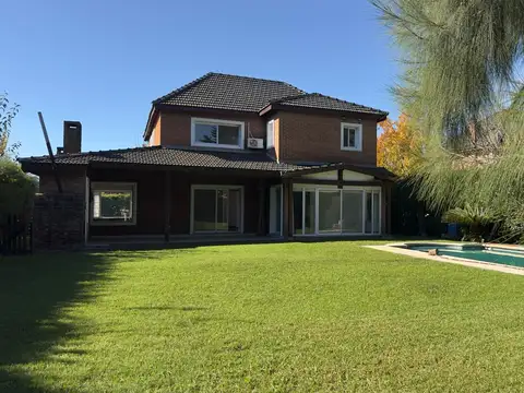 Casa en venta en barrio Alamo Alto-6amb-Pileta-Apto Credito.