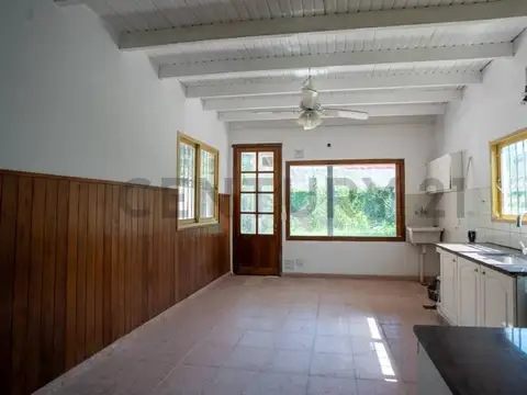 Casa 6 ambientes con 2 baños