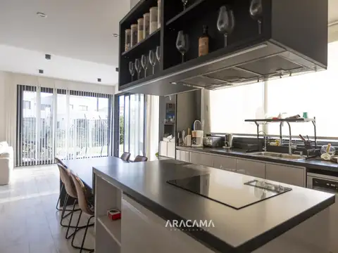 Casa 5 ambientes con 4 baños
