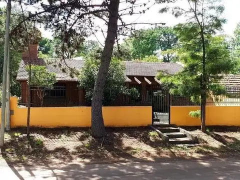 Casa en venta - 4 Dormitorios 5 Baños - Cocheras - 540Mts2 - Monte Hermoso