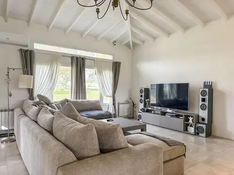 Casa 6 ambientes con 2 baños