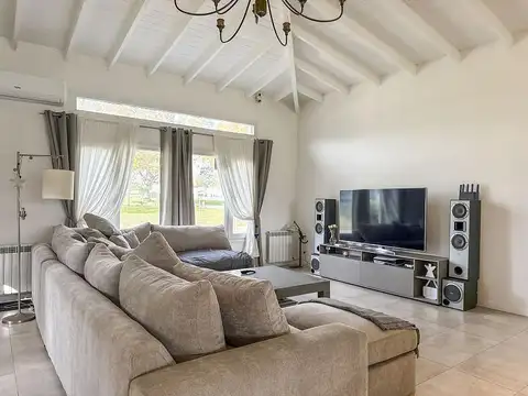 Casa 6 ambientes con 2 baños