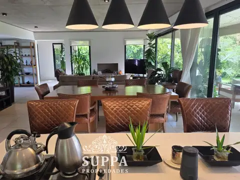 Casa en Venta con 2 cocheras