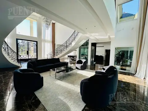 Casa 8 ambientes con 6 baños