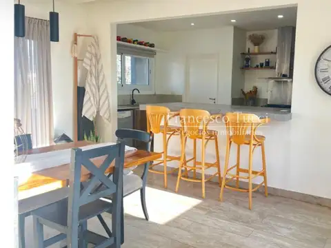 Casa 5 ambientes con 4 baños