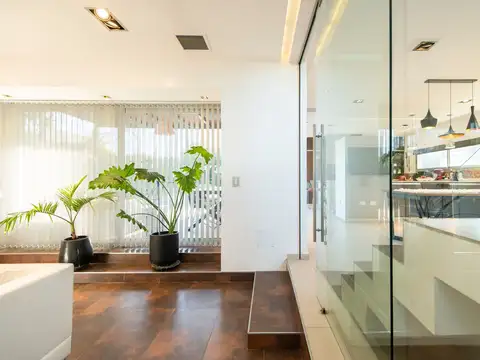 Casa 7 ambientes con 2 baños