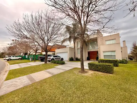 Casa 6 ambientes con 4 baños