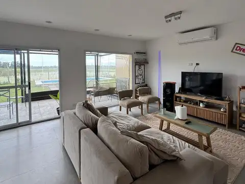 Casa en Venta con 3 cocheras